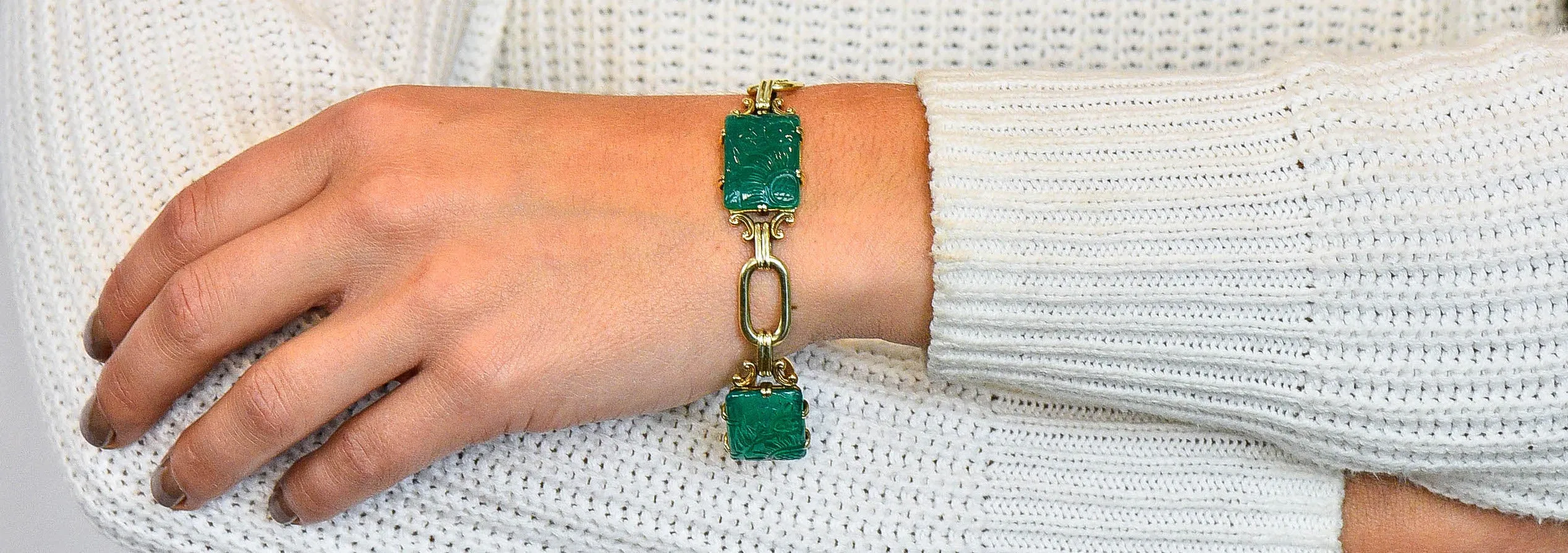 Art Deco Carved Chrysoprase 14 Karat Gold Link Bracelet Circa 1930