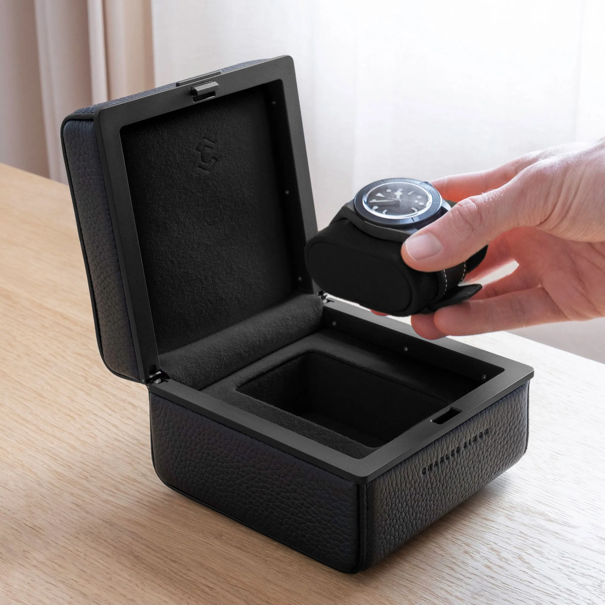 EATON 1 WATCH CASE - BLACK / BLACK
