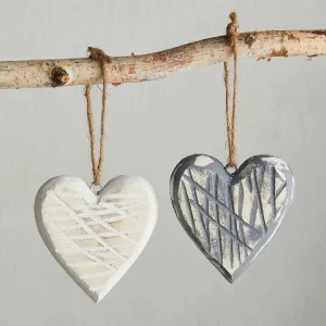 TEXTURED WOOD HEART SHAPED HANGING DÉCOR ORNAMENT WITH TWINE LOOP